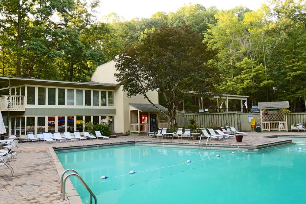 Daya, Hot Tub, Pool Table, 1089 Of Free Attraction Tickets For Each Paid Day, Dollywood And More! Gatlinburg Room photo