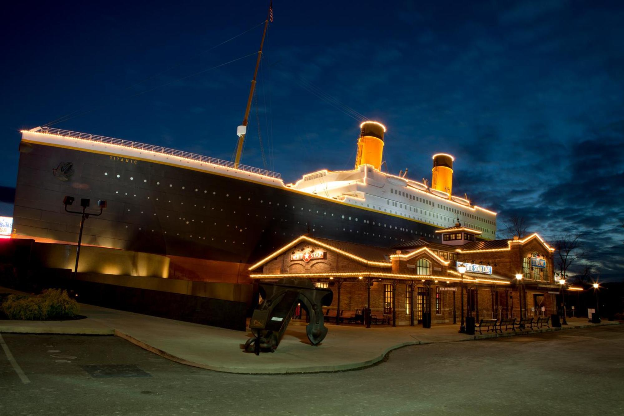 Daya, Hot Tub, Pool Table, 1089 Of Free Attraction Tickets For Each Paid Day, Dollywood And More! Gatlinburg Room photo